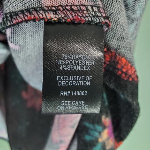 Torrid Womens Black Super Soft Plush Floral Printed V-Neck Shark Bite Top Size 2 - Picture 5 of 6